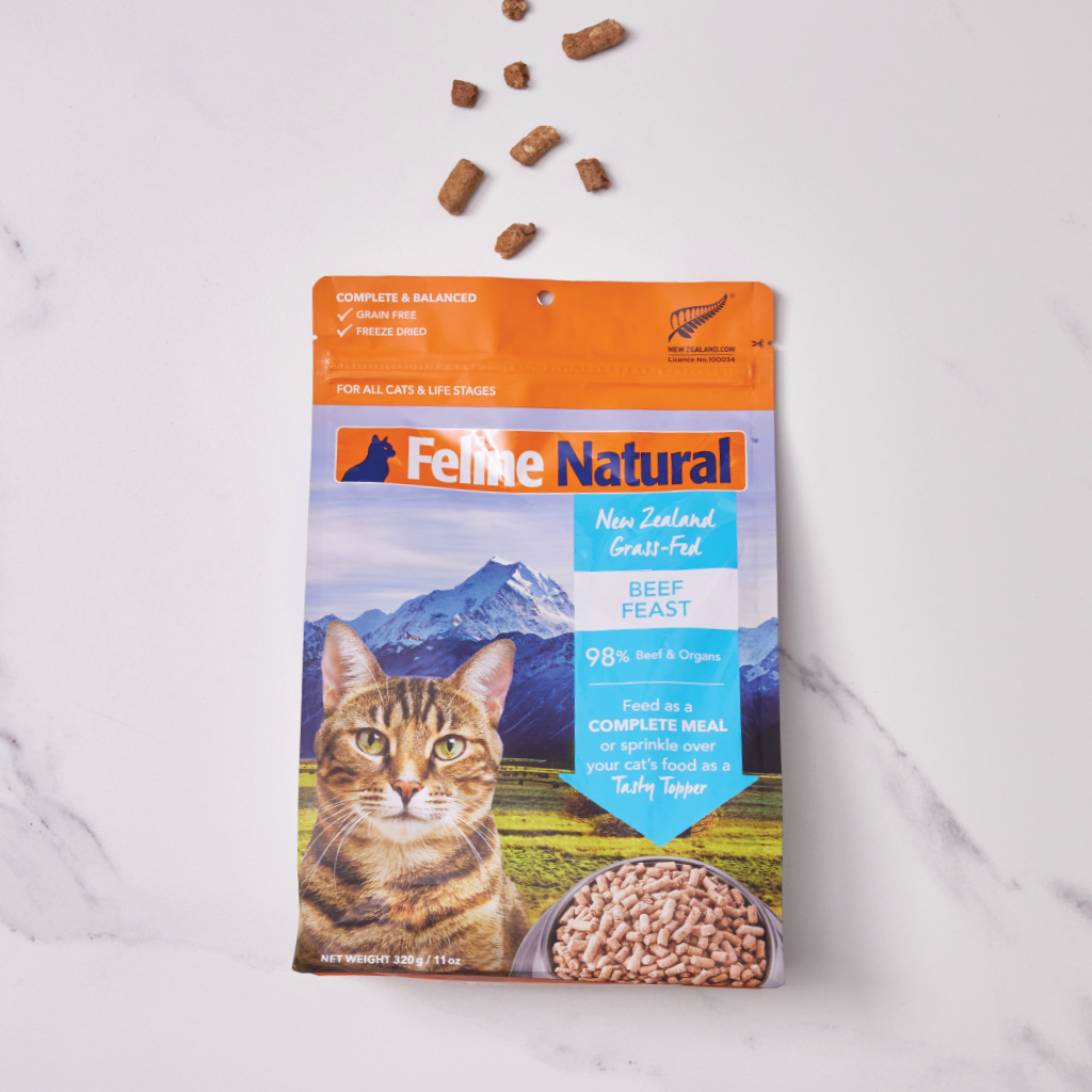 Feline Natural Beef Feast freeze-dried cat food 320 g pouch with freeze-dried nuggets